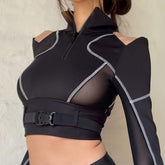 Top corto transparente negro con cuello con cremallera y aberturas en la parte delantera